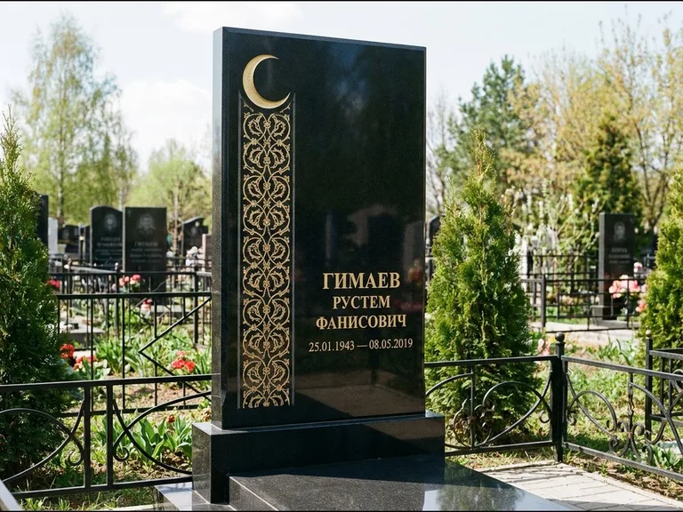 Памятник с гравировкой полумесяца — золочёный полумесяц и колонна растительного орнамента-ислими, работа «Гимаев» в Пензе
