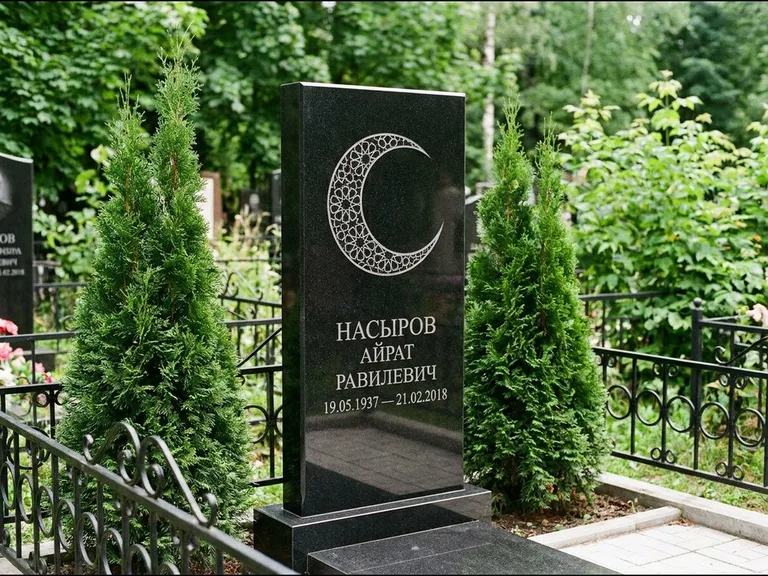 Памятник с гравировкой полумесяца — гравировка полумесяца в геометрическом орнаменте-гирихе, работа «Насыров» в Пензе