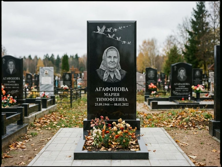 Гравировка журавлей на памятник в Пензе — памятник из чёрного гранита с гравировкой