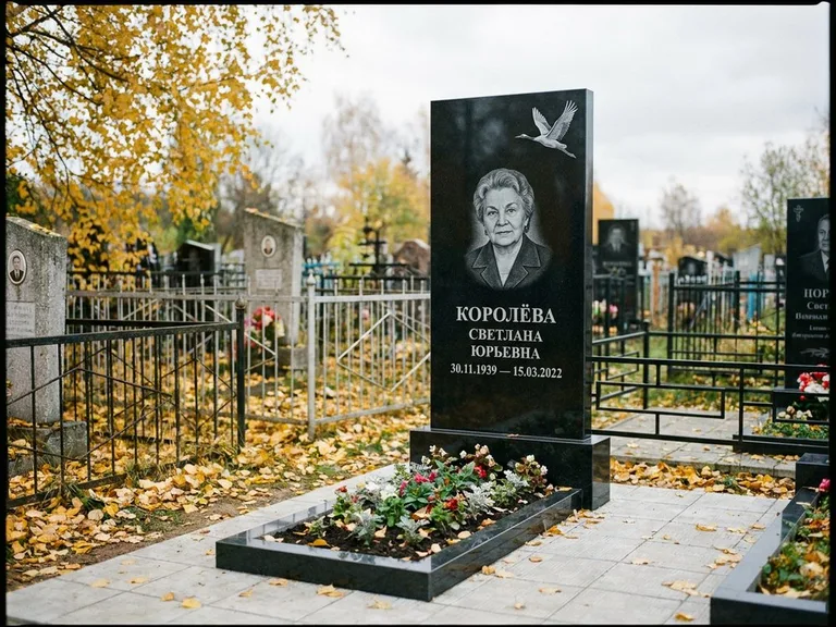 Памятник с гравировкой журавлей — белая гравировка клина журавлей, уходящего в верхний угол ст, работа «Королёва» в Пензе