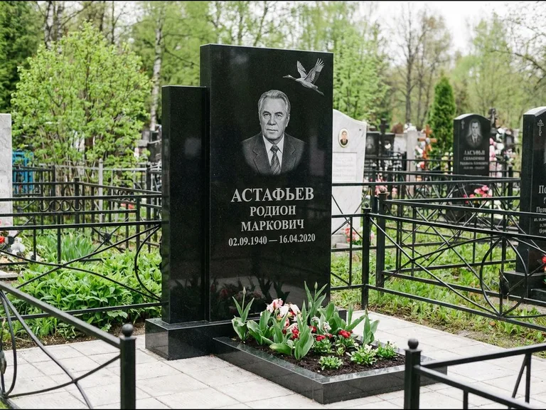 Памятник с гравировкой журавлей — гравировка одиночного летящего журавля над портретом, работа «Астафьев» в Пензе