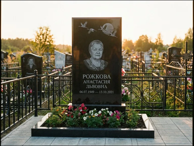 Памятник с гравировкой журавлей — гравировка клина журавлей на фоне солнечного диска, работа «Рожкова» в Пензе