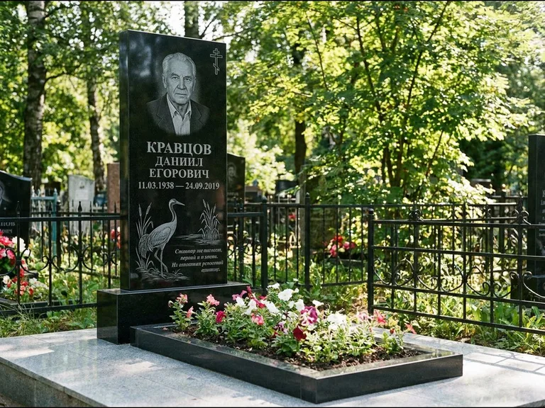 Памятник с гравировкой журавлей — гравировка журавля у камышей рядом с эпитафией, работа «Кравцов» в Пензе