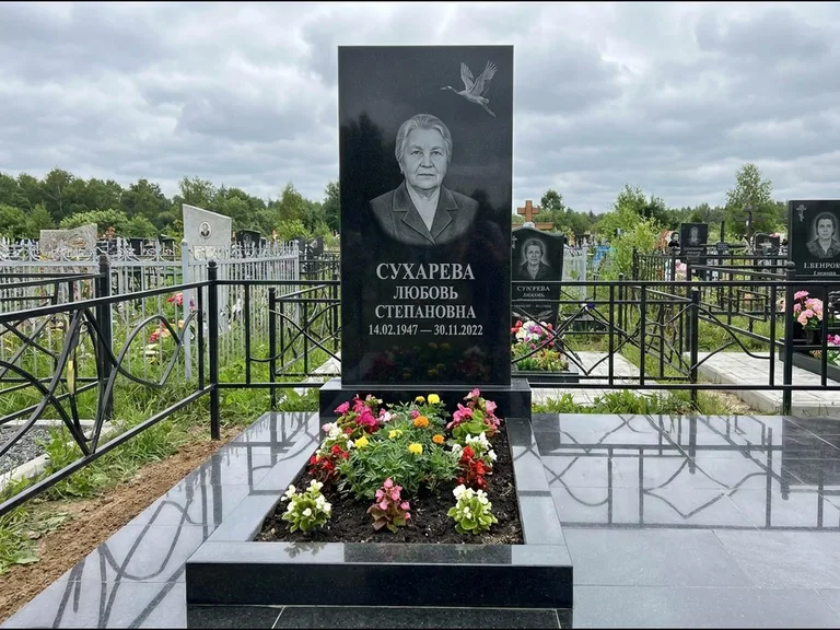 Памятник с гравировкой журавлей — гравировка одиночного летящего журавля над портретом, работа «Сухарева» в Пензе