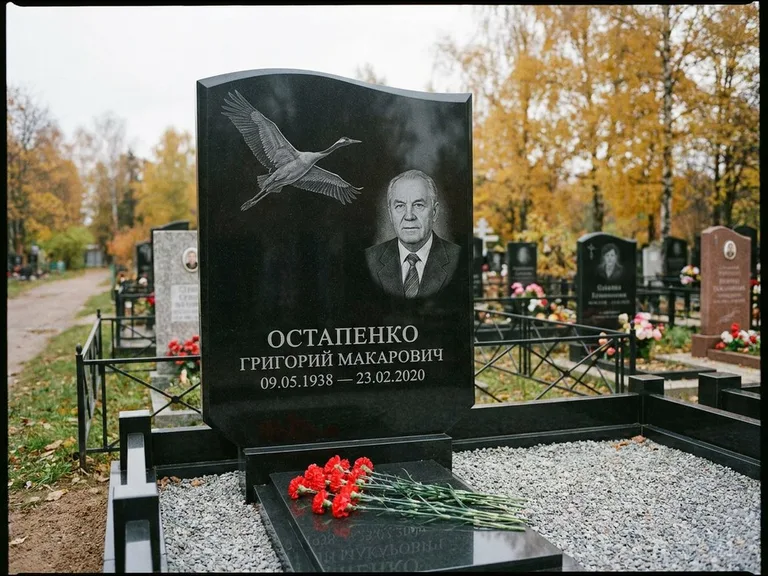 Памятник с гравировкой журавлей — гравировка журавлей, работа «Остапенко» в Пензе