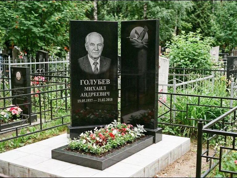 Памятник с гравировкой журавлей — гравировка клина журавлей на фоне солнечного диска, работа «Голубев» в Пензе