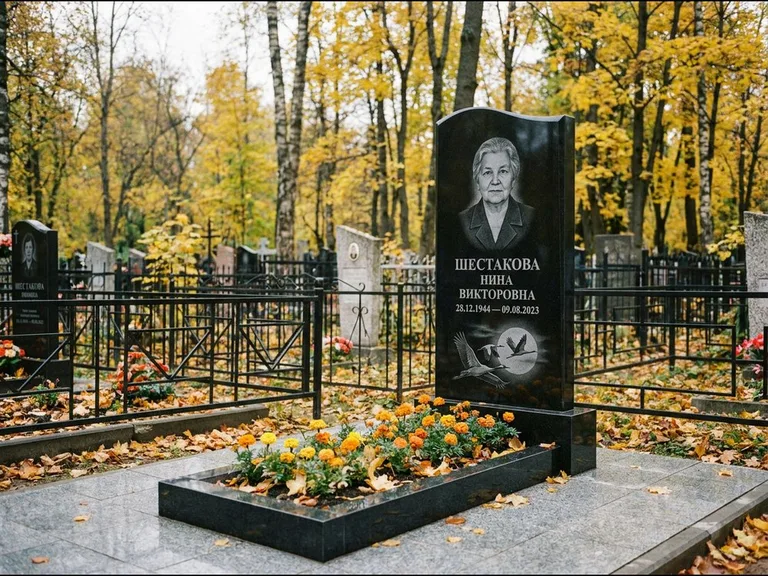 Памятник с гравировкой журавлей — гравировка клина журавлей на фоне солнечного диска, работа «Шестакова» в Пензе