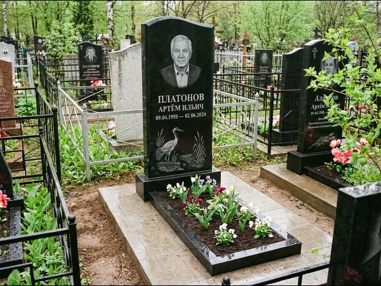 Памятник с гравировкой журавлей — гравировка журавля у камышей рядом с эпитафией, работа «Платонов» в Пензе
