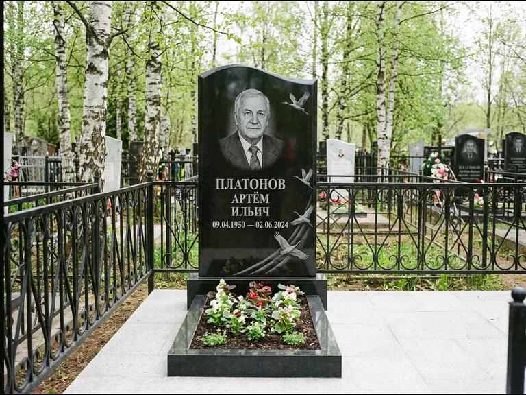 Памятник с гравировкой журавлей — гравировка трёх журавлей по диагонали через свободное поле с, работа «Платонов» в Пензе