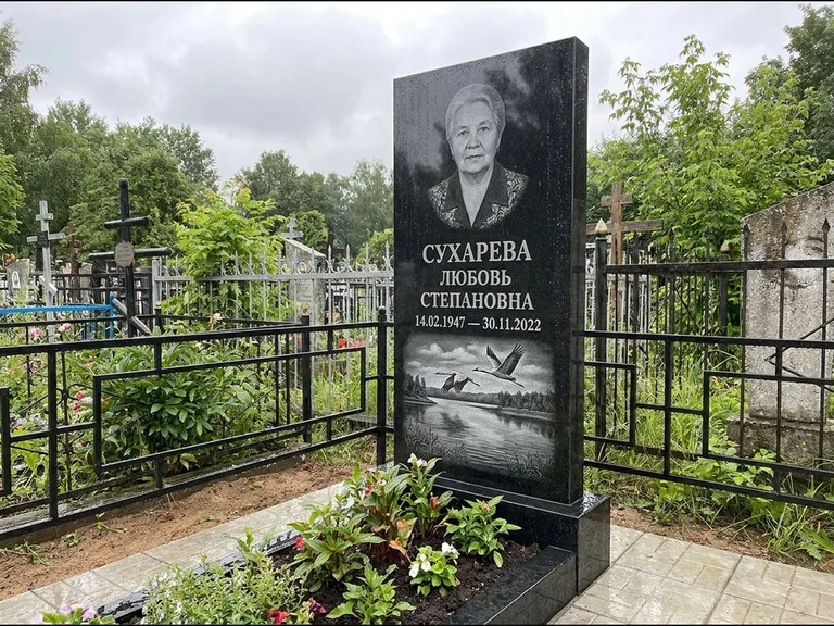 Памятник с гравировкой журавлей — гравировка пары журавлей над гладью озера в нижней части, работа «Сухарева» в Пензе