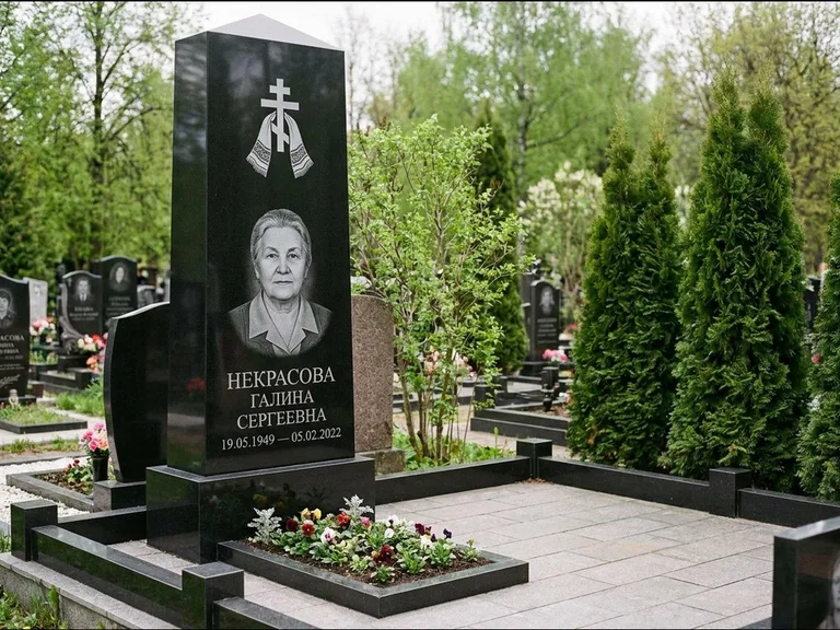 Памятник из чёрного гранита — стела-пилон с ажурным резным крестом, работа «Ерофеева» в Пензе