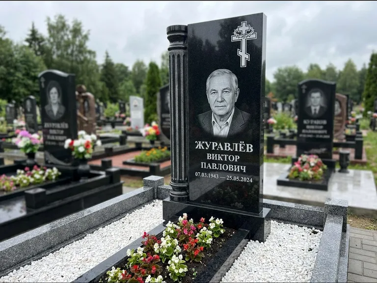 Памятник из чёрного гранита — семейный мемориал из двух стел с крестом с рушником, работа «Гущин» в Пензе