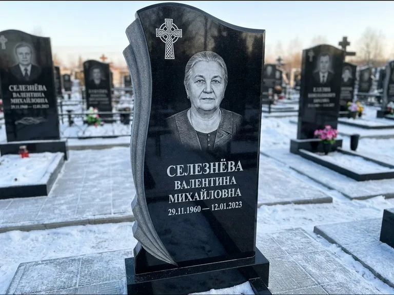 Памятник из чёрного гранита — восьмигранный обелиск с кельтским крестом, работа «Некрасова» в Пензе