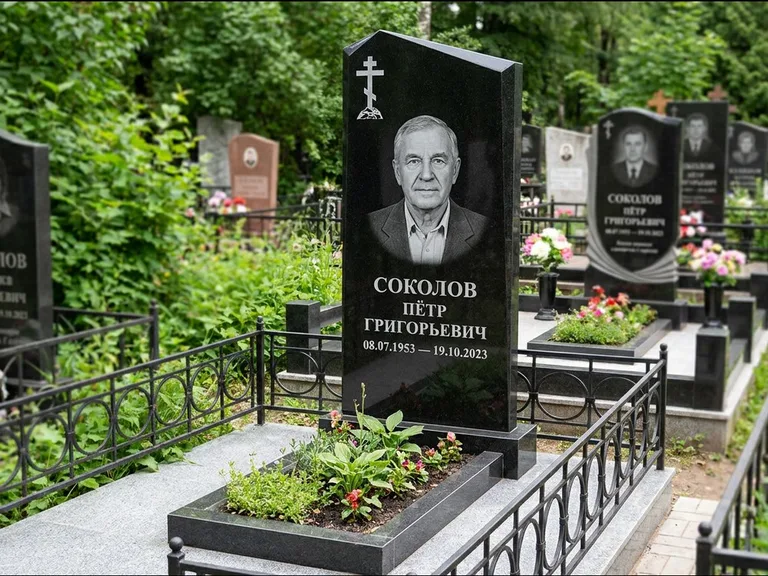 Памятник из чёрного гранита — полукруглая стела с крестом на Голгофе, работа «Журавлёв» в Пензе