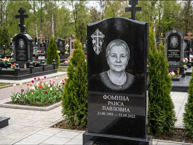 Памятник из чёрного гранита — двухцветная стела с крестом с распятием, работа «Одинцова» в Пензе