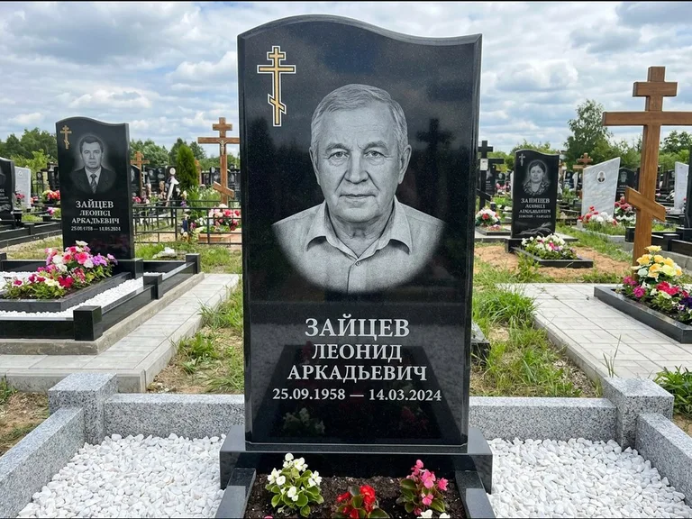 Памятник из чёрного гранита — горизонтальная семейная стела с аркой с процветшим крестом с виноградной лозой, работа «Верещагин» в Пензе