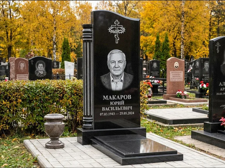 Памятник из чёрного гранита — асимметричная стела с крестом с рушником, работа «Панкратов» в Пензе