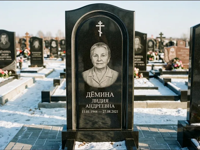 Памятник из чёрного гранита — стела-триптих с крестом с терновым венцом, работа «Ерофеева» в Пензе