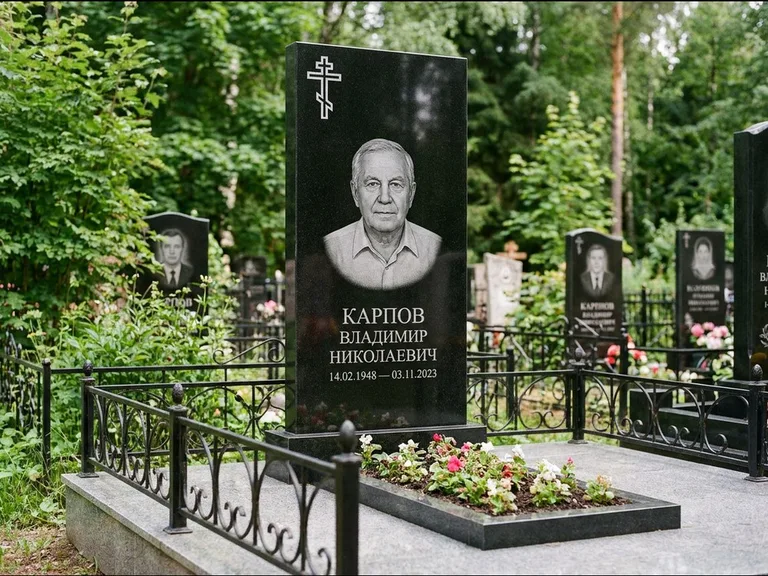 Памятник из чёрного гранита — узкая стела с ажурным крестом с православным восьмиконечным крестом, работа «Гущин» в Пензе