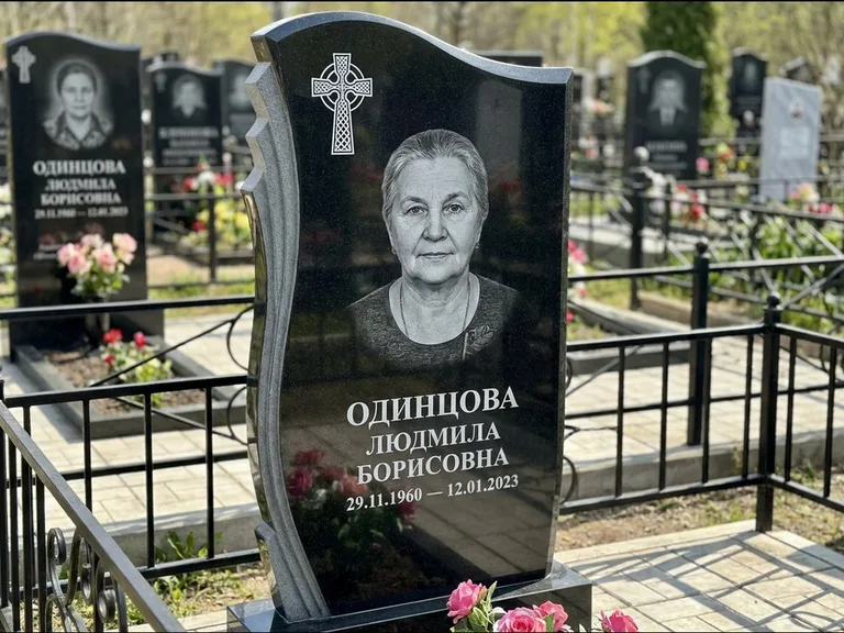 Памятник из чёрного гранита — стела с портретным овалом с кельтским крестом, работа «Савельева» в Пензе