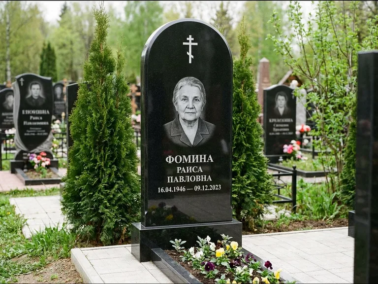 Памятник из чёрного гранита — вертикальная стела с латинским крестом, работа «Некрасова» в Пензе