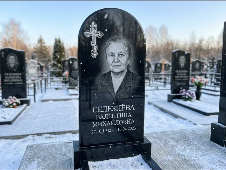 Памятник из чёрного гранита — массивная стела с крестом в лучах с крестом в лучах, работа «Одинцова» в Пензе