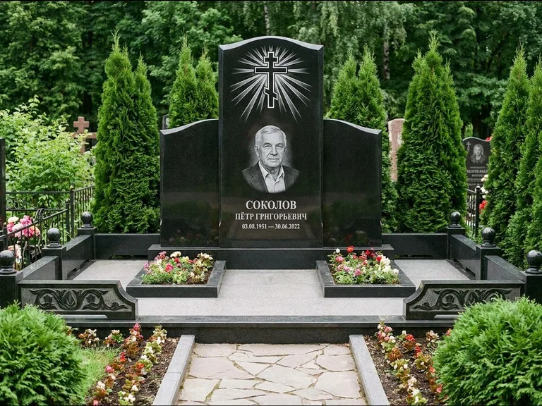 Памятник из чёрного гранита — низкая стела с крестом сбоку с золочёным крестом, работа «Верещагин» в Пензе