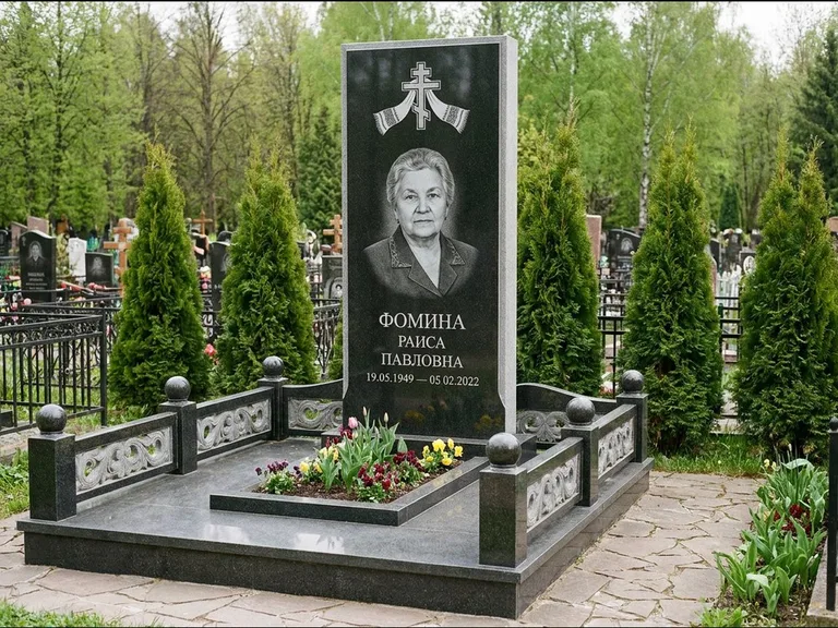Памятник из чёрного гранита — семейный мемориал с ажурным резным крестом, работа «Мельникова» в Пензе