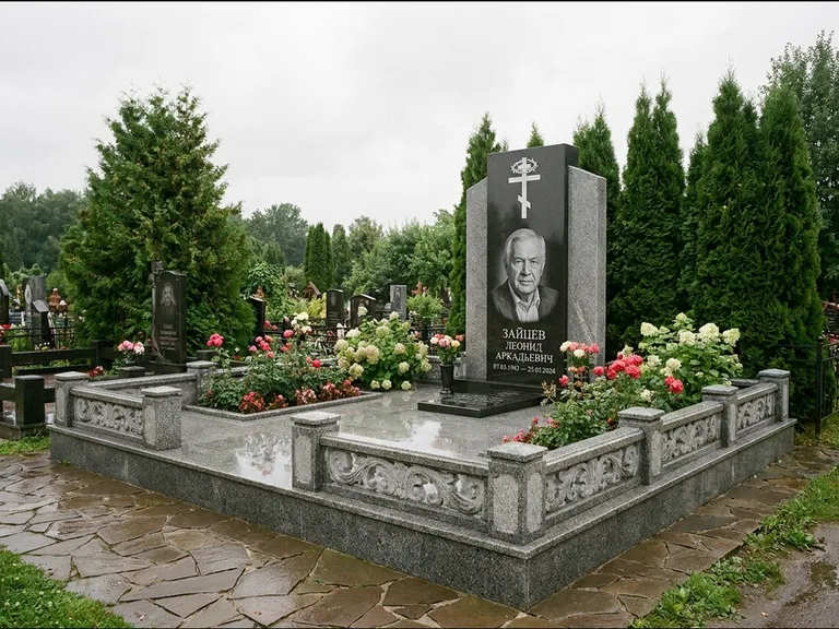 Памятник из чёрного гранита — стела с двумя портретами с крестом с рушником, работа «Богданов» в Пензе