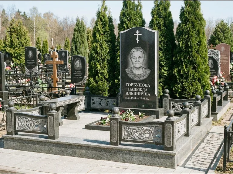 Памятник из чёрного гранита — стела с золочёным крестом с крестом с терновым венцом, работа «Селезнёва» в Пензе