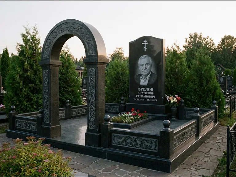 Памятник из чёрного гранита — высокая стела с процветшим крестом с православным восьмиконечным крестом, работа «Панкратов» в Пензе