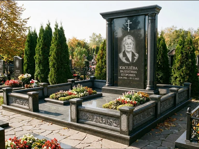 Памятник из чёрного гранита — стела с кельтским крестом с латинским крестом, работа «Ерофеева» в Пензе