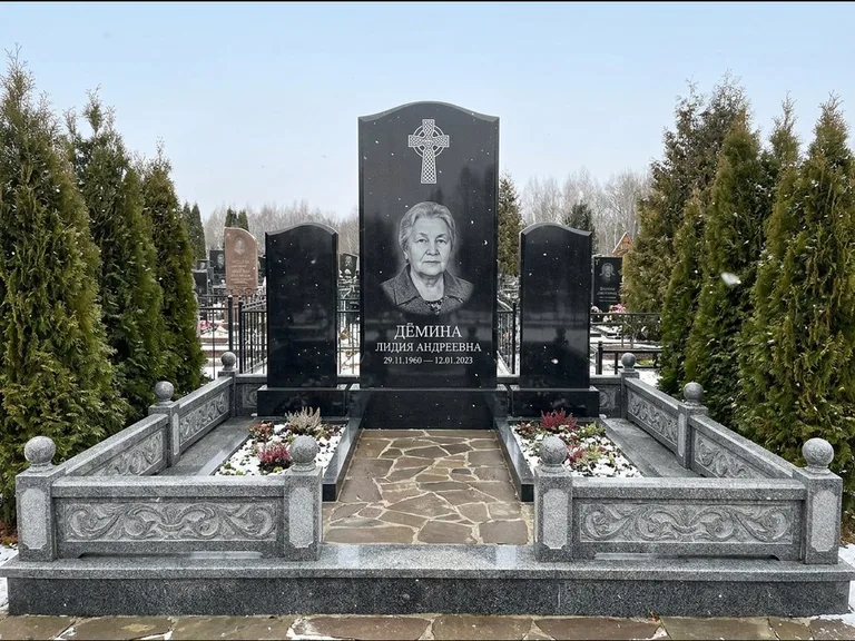 Памятник из чёрного гранита — стела с крестом и ветвью с кельтским крестом, работа «Лаврентьева» в Пензе