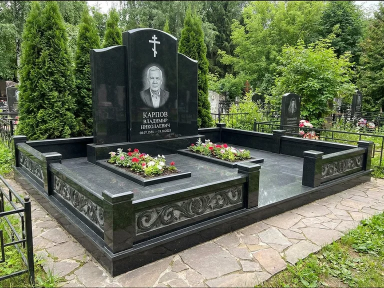 Памятник из чёрного гранита — двойная семейная стела с крестом на Голгофе, работа «Тихонов» в Пензе