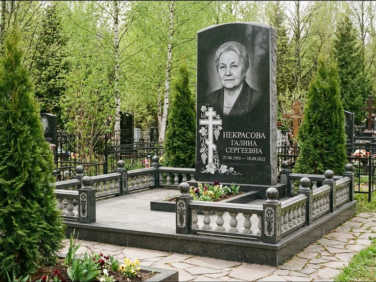 Памятник из чёрного гранита — стела с крестом и книгой с крестом с распятием, работа «Савельева» в Пензе