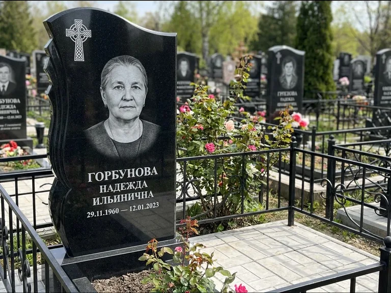 Памятник из чёрного гранита — высокий обелиск с кельтским крестом, работа «Одинцова» в Пензе