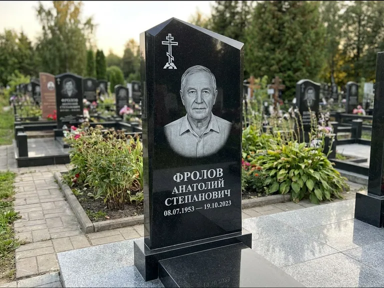 Памятник из чёрного гранита — стела со столиком и скамьёй с крестом на Голгофе, работа «Верещагин» в Пензе