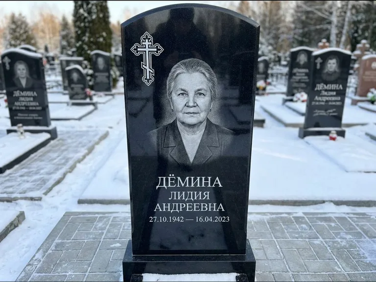 Памятник из чёрного гранита — стела домиком с крестом в лучах, работа «Селезнёва» в Пензе