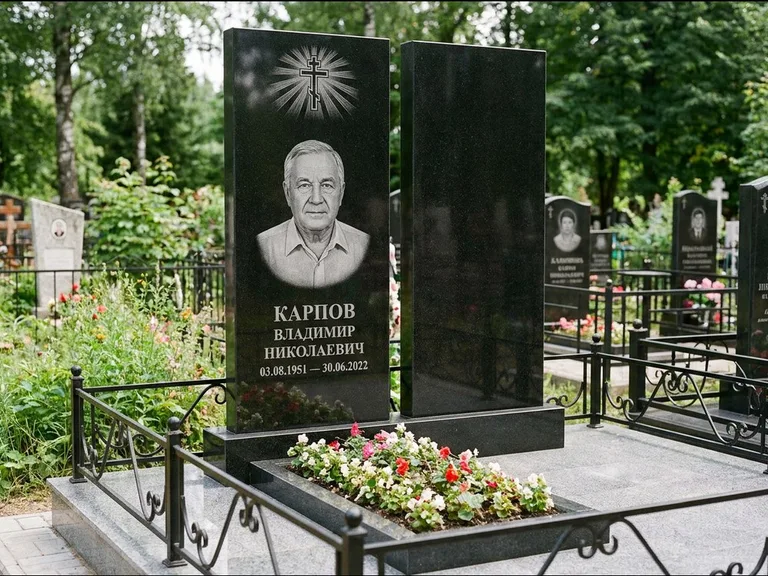 Памятник из чёрного гранита — ступенчатая стела с золочёным крестом, работа «Панкратов» в Пензе