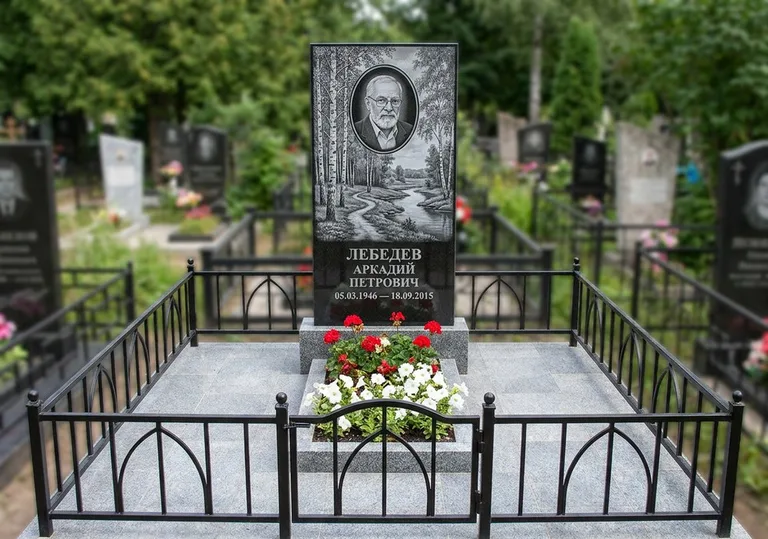 Памятник с гравировкой берёзовой рощи, портретом и надписью в Пензе