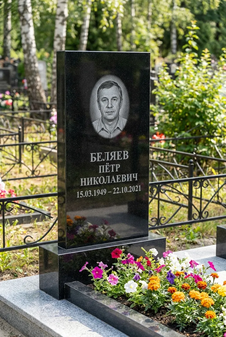 Вертикальный чёрный гранитный памятник под ключ с цветником в Пензе