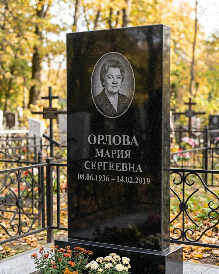 Вертикальный серый гранитный памятник под ключ, осень в Пензе