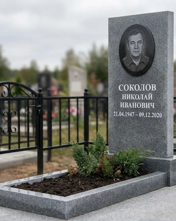 Чёрный памятник под ключ на гранитном цоколе в Пензе