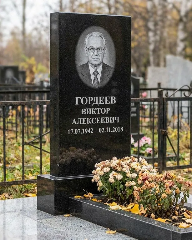 Памятник под ключ с гранитным цоколем и плиткой в Пензе