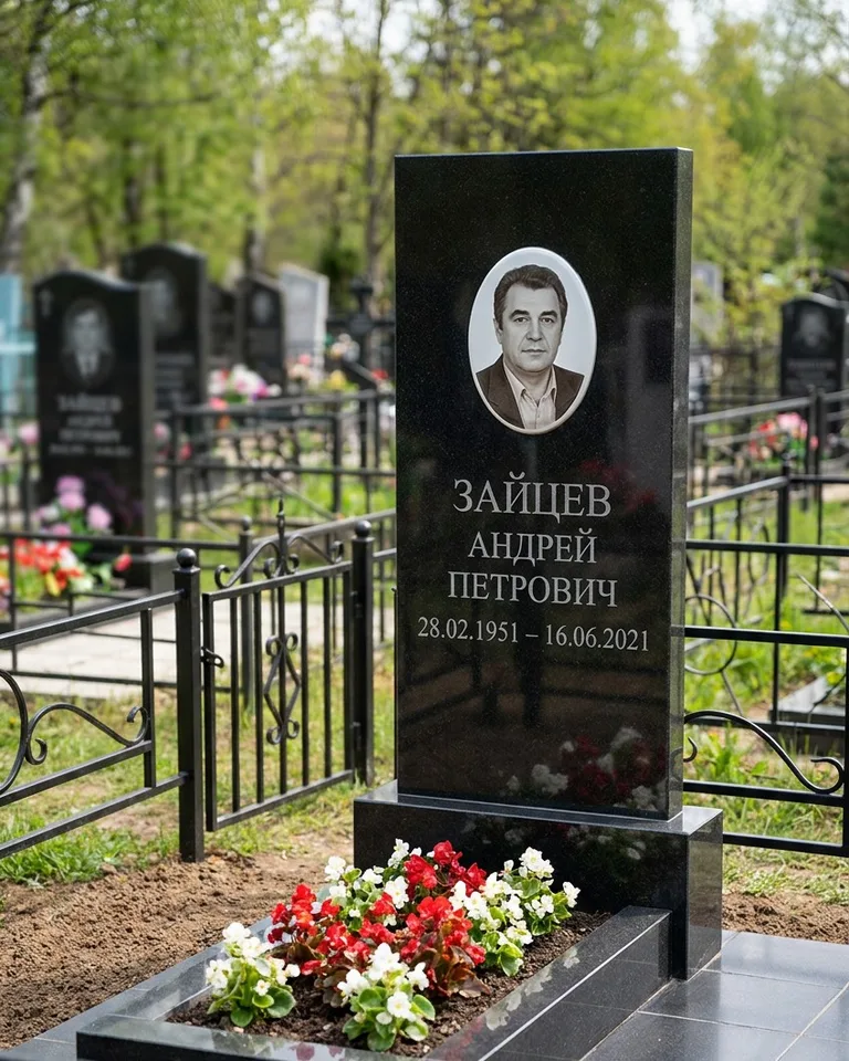 Памятник под ключ с гранитной вазой и цветами в Пензе