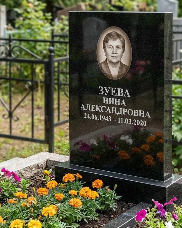 Горизонтальный чёрный гранитный памятник под ключ в Пензе