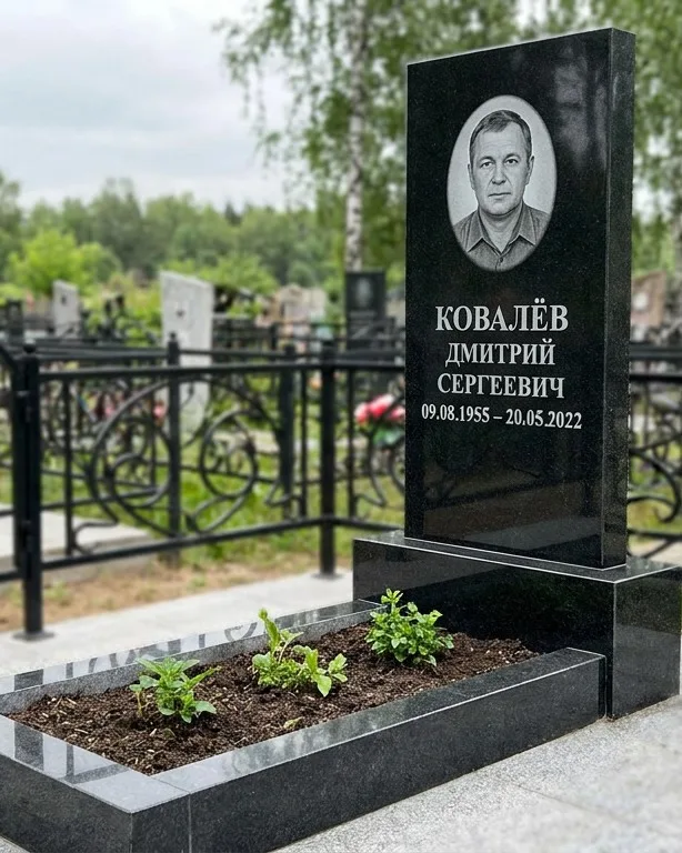 Горизонтальный серый памятник под ключ, осень в Пензе