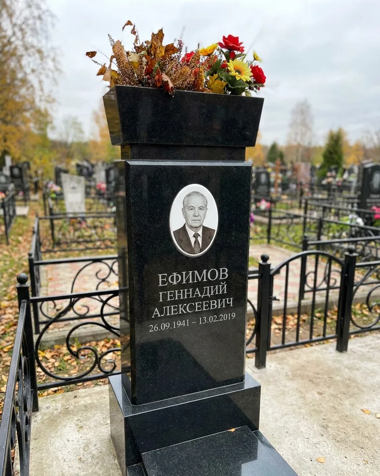 Двойной семейный памятник под ключ с портретами в Пензе