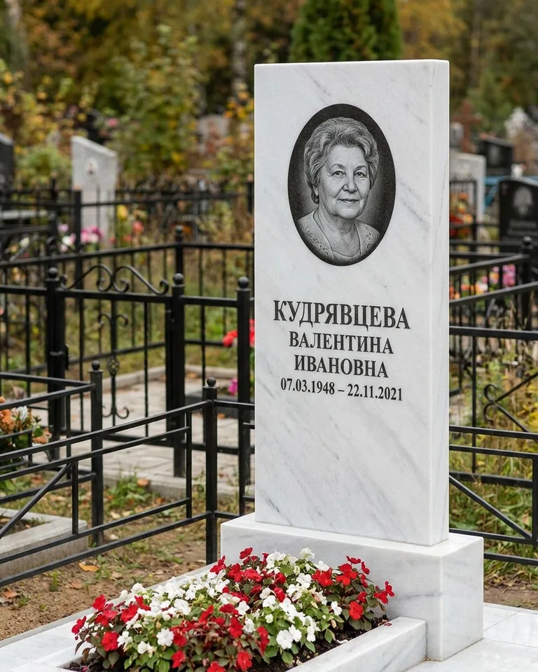 Двойной памятник под ключ с цоколем и плиткой в Пензе