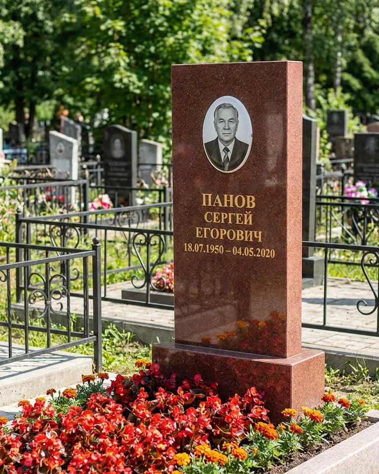 Двойной серый памятник под ключ с вазой в Пензе